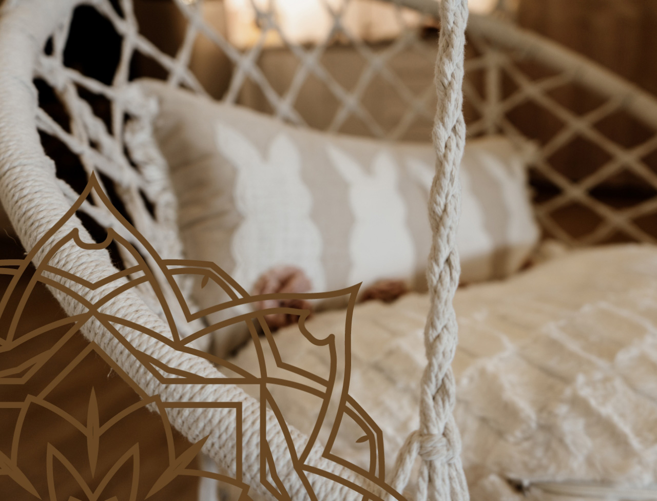 Chaise suspendue et confortable disponible au Studio Eden pour une moment relaxation