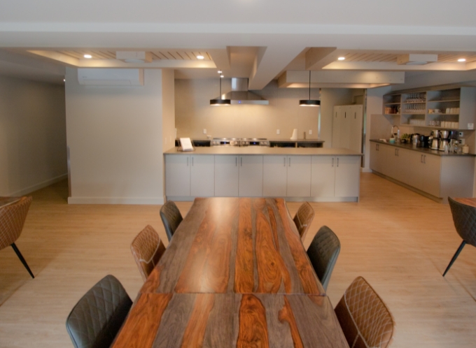 Cuisine commerciale et tables de salle à manger situées dans le Centre Eden