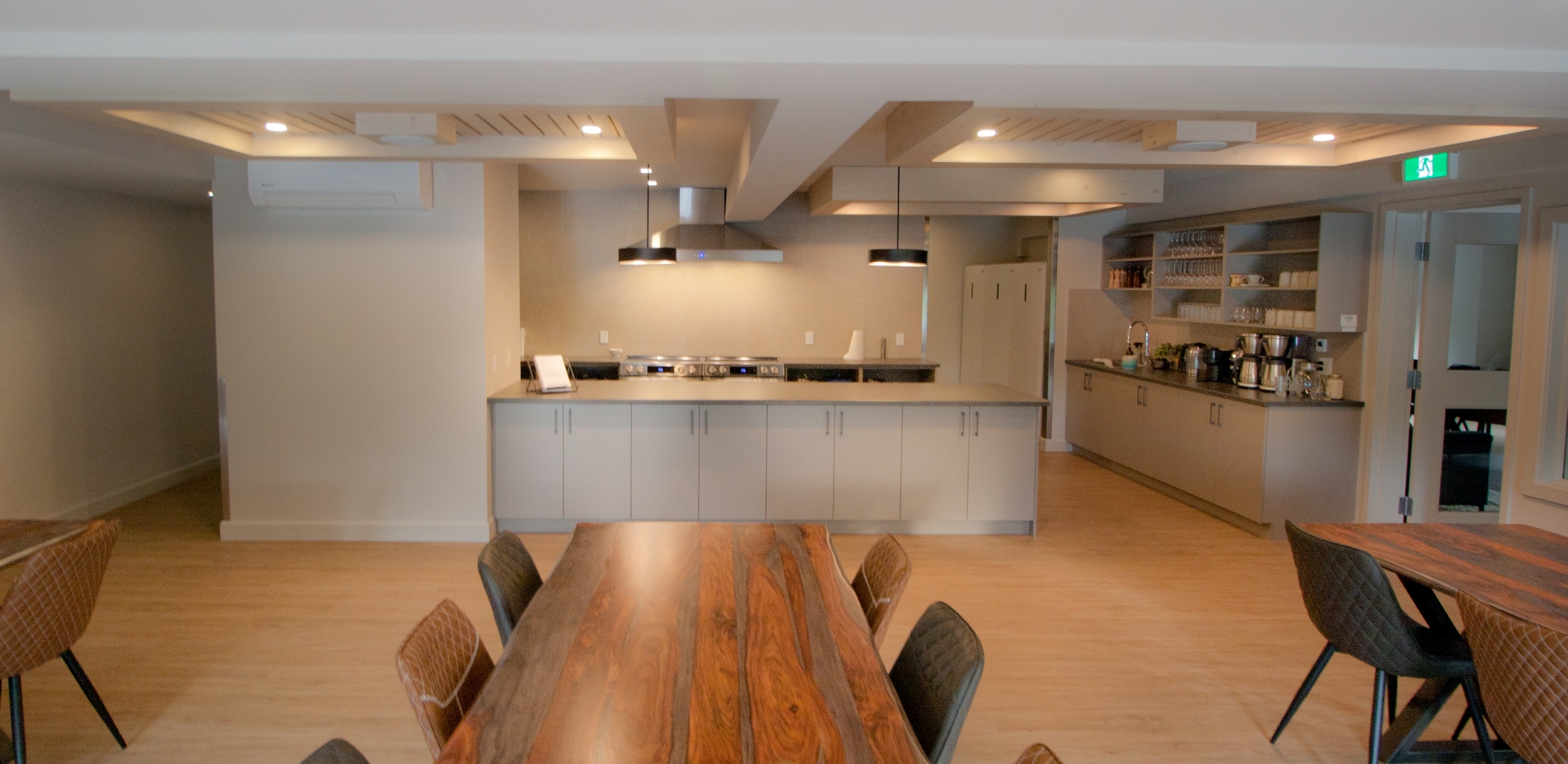 Cuisine commerciale avec salle à manger pouvant accueillir plusieurs personnes