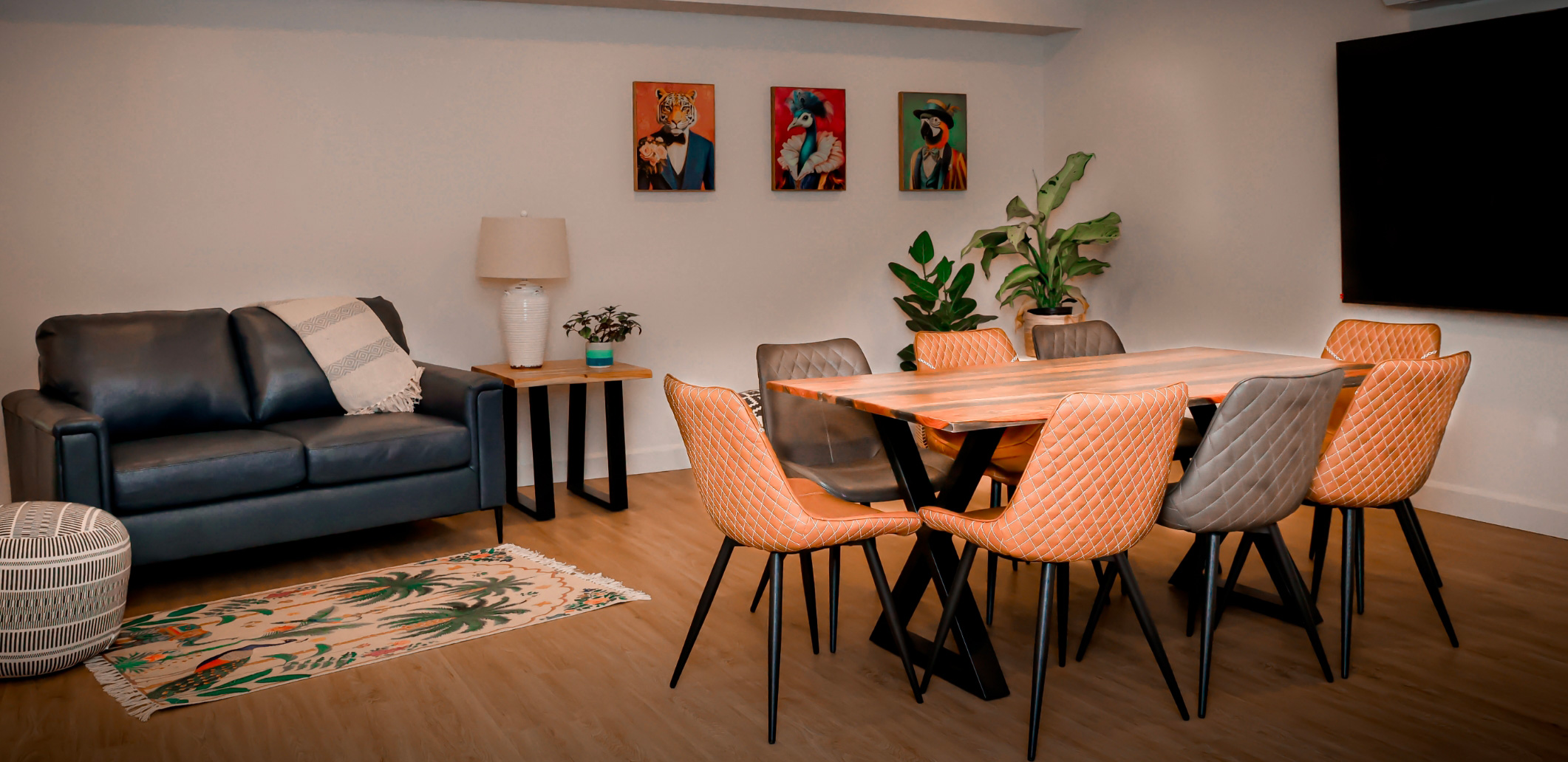 Salle de conférence ou multifonctionnelle disponible au Centre Eden. Une grande pièce avec table, chaises et matériel audio-visuel pour facilité les réunions.