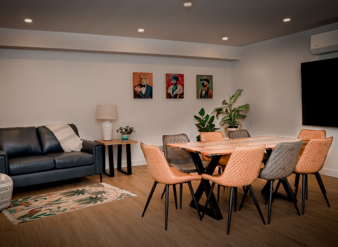 Salle de conférence ou multifonctionnelle disponible au Centre Eden. Une grande pièce avec table, chaises et matériel audio-visuel pour facilité les réunions.