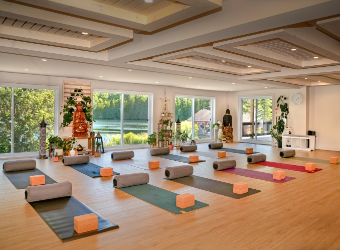 Salle d'exercice avec tapis de yoga pour un cours de groupe